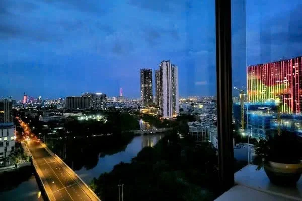 Bán căn hộ Midtown đập thông