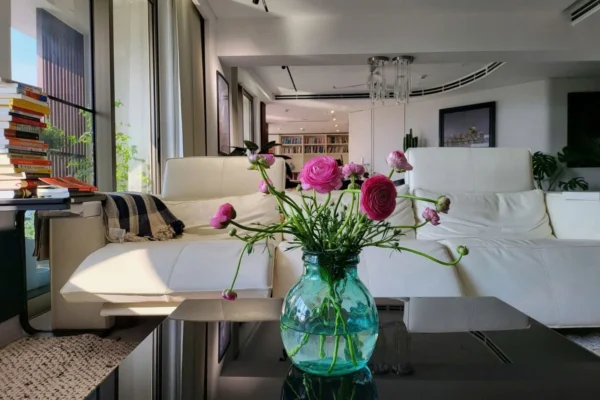Bán căn hộ Midtown đập thông